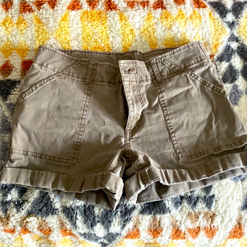 beige/brown size 4’Magellan Outdoors shorts